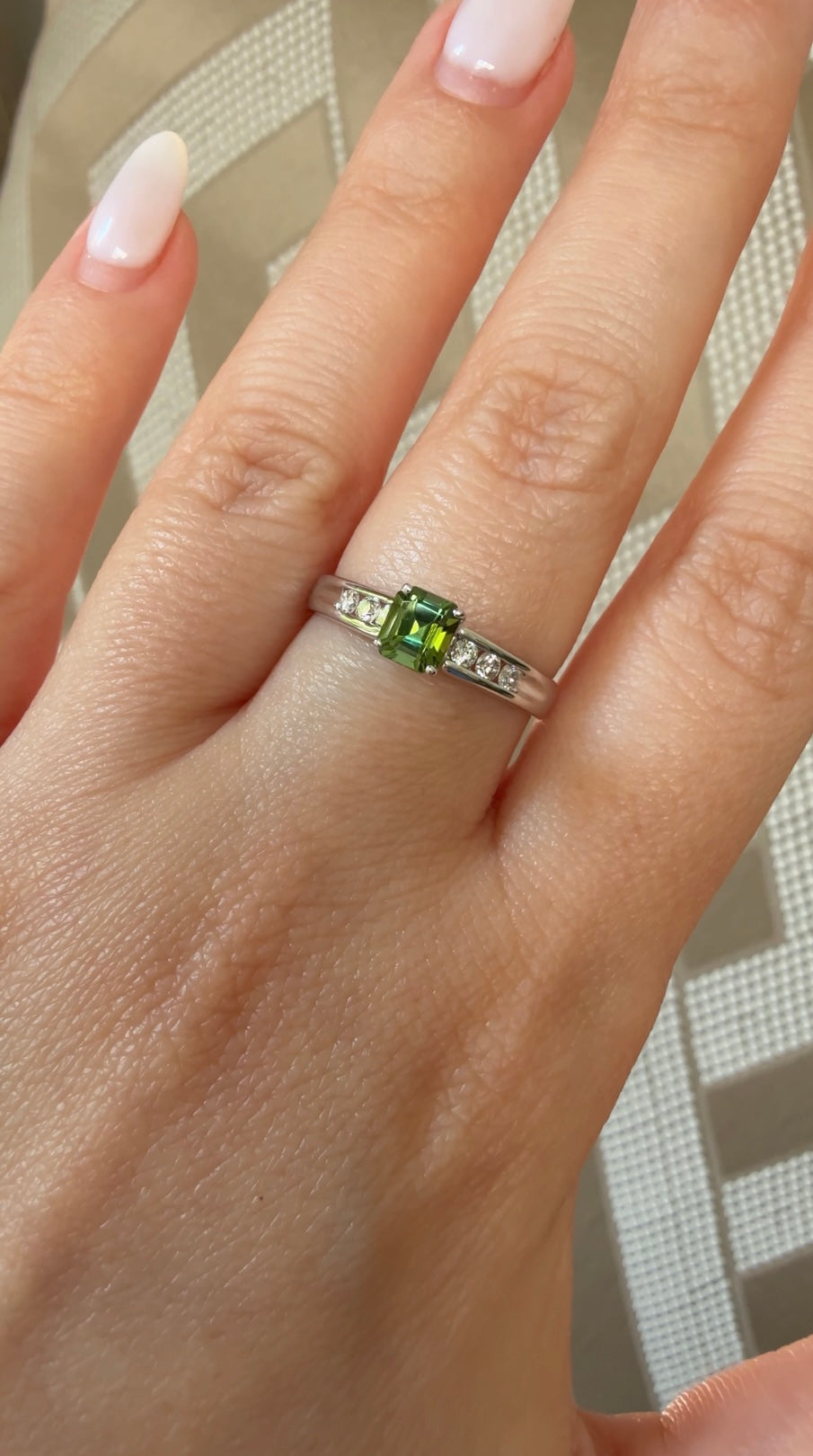 18k white gold Green Tourmaline & diamond ring