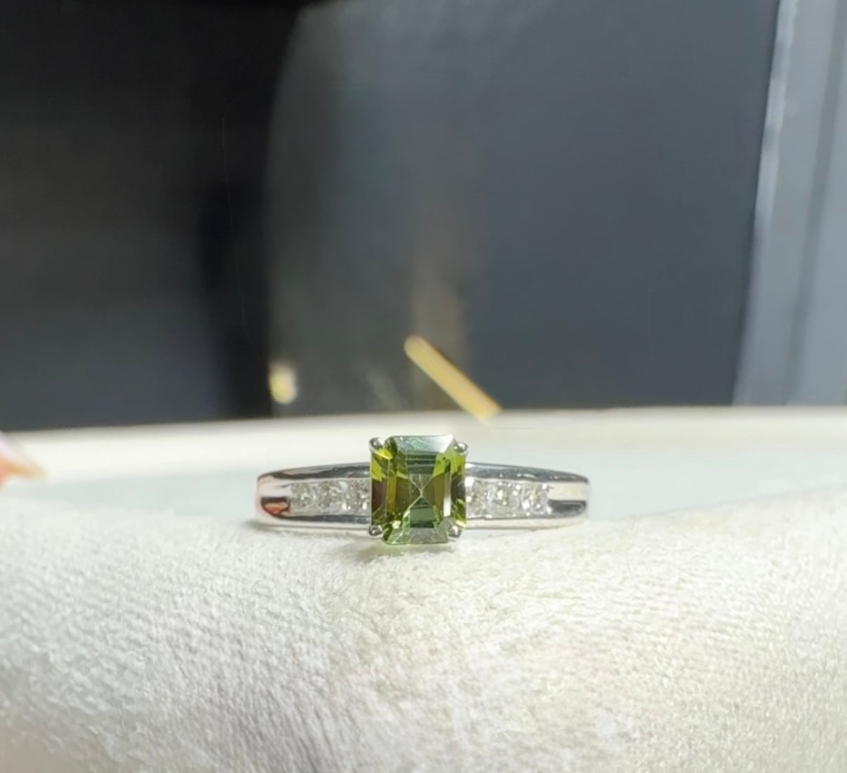 18k white gold Green Tourmaline & diamond ring