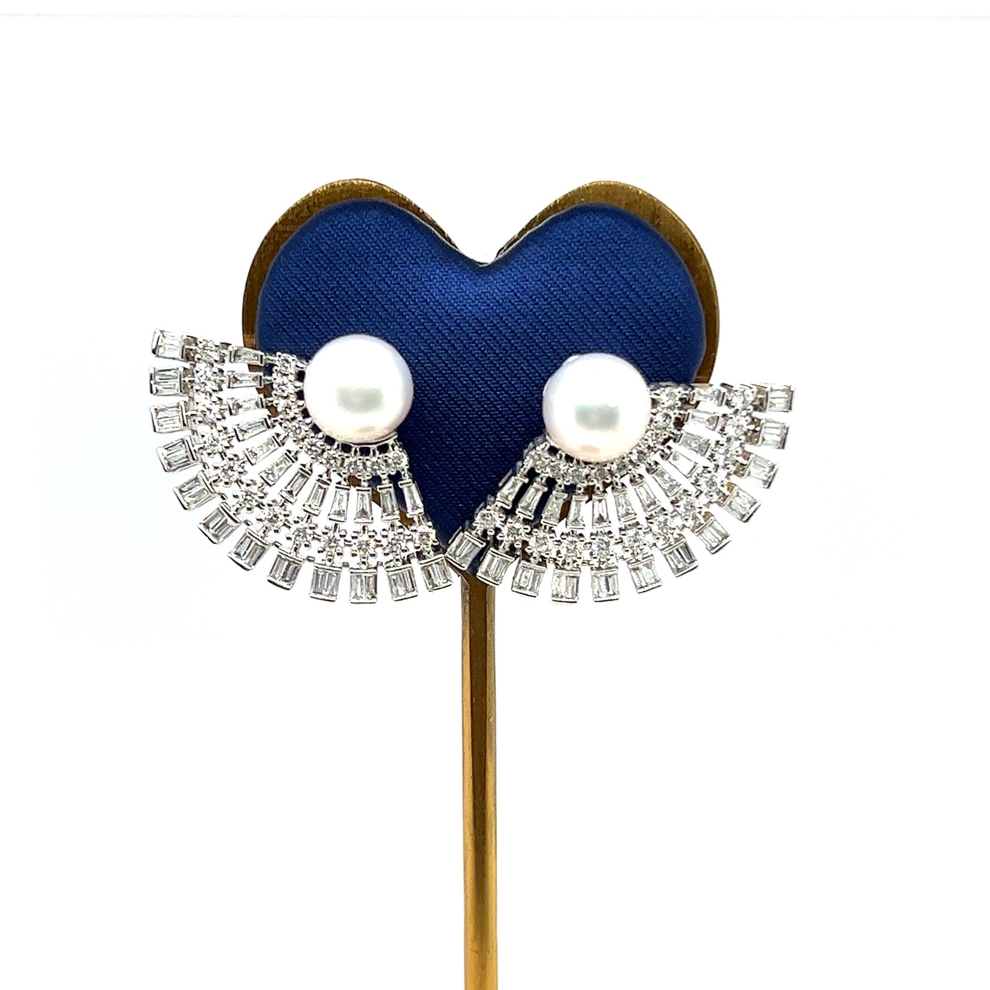 Pearl and diamond earring