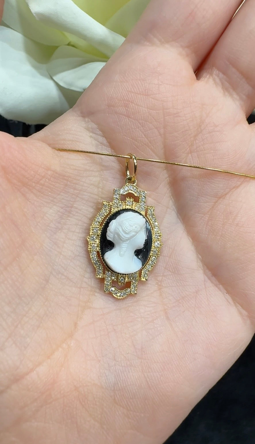 Antique Victorian Onyx Agate Cameo Pendent 18K Yellow Gold